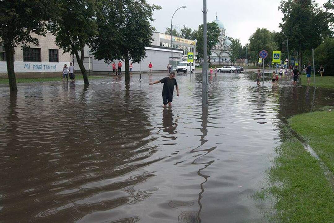 Liūtis užtvindė centrinę Švenčionių gatvę
