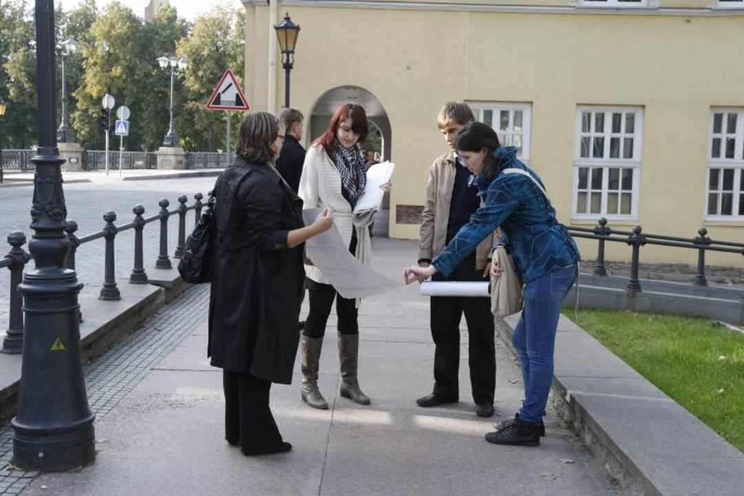 Uostamiesčio studentai švarino grafitti piešėjų nuniokotus pastatus