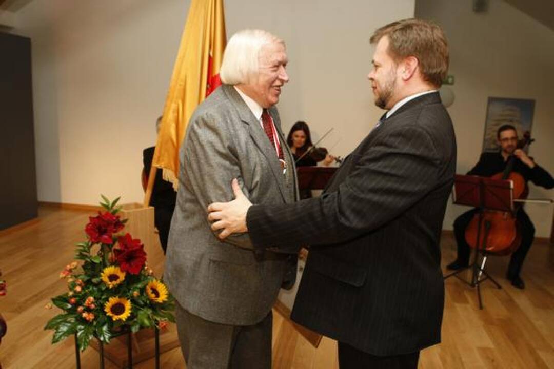 B.Aleknavičiui įteiktos Garbės piliečio regalijos