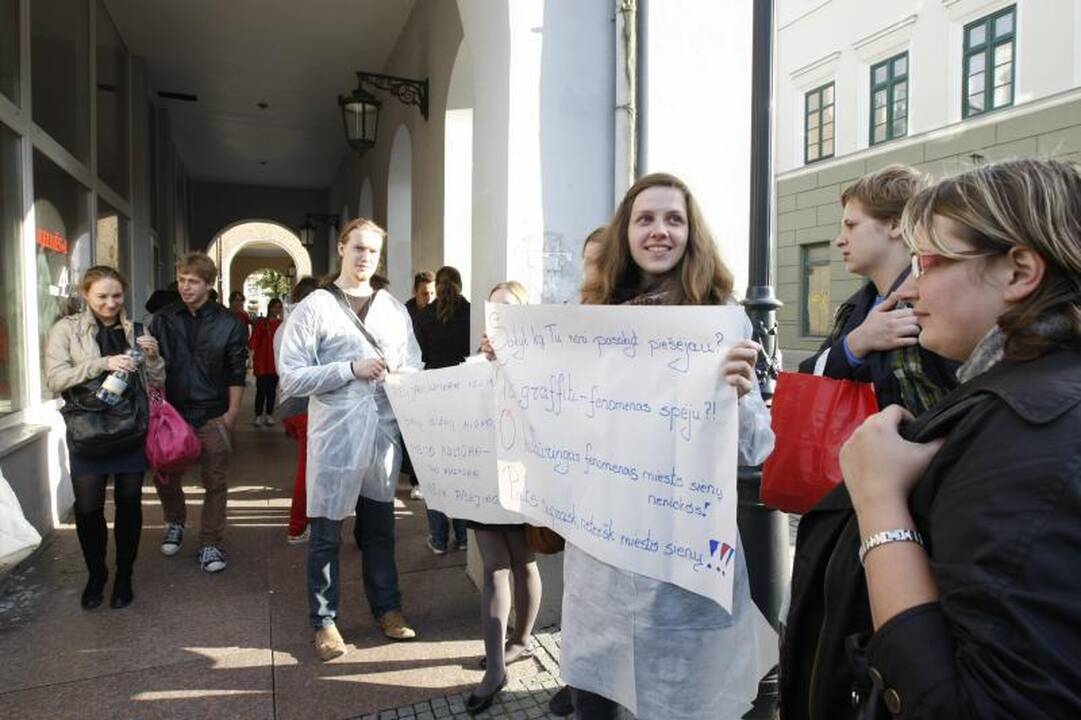 Uostamiesčio studentai švarino grafitti piešėjų nuniokotus pastatus