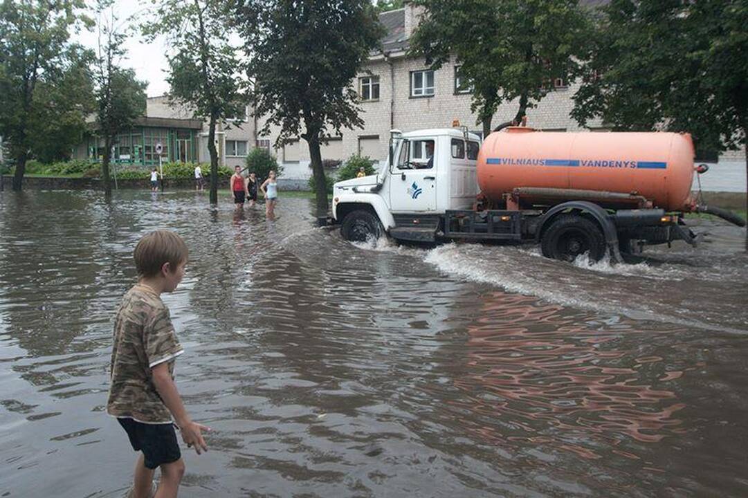 Liūtis užtvindė centrinę Švenčionių gatvę