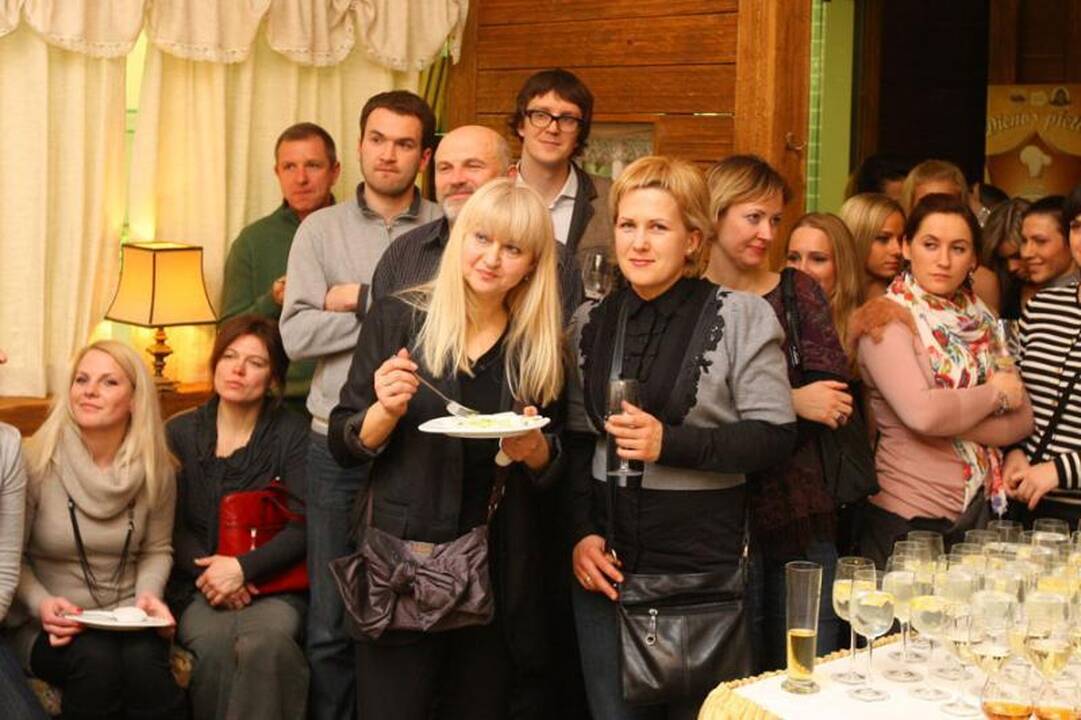 Teniso turnyro pirmoji diena palydėta nuotaikingame vakarėlyje