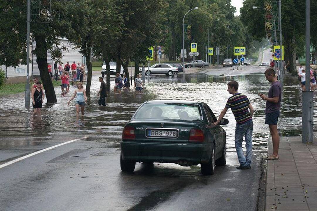 Liūtis užtvindė centrinę Švenčionių gatvę