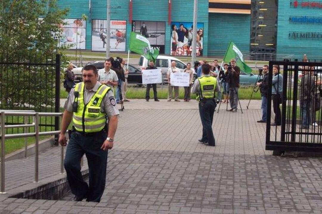 Prie Policijos departamento – Kalvarijos kriminalistus remiančių kolegų protestas