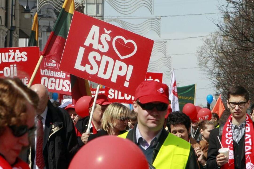Darbo dienos proga šimtai žmonių dalyvavo eitynėse Vilniaus centre