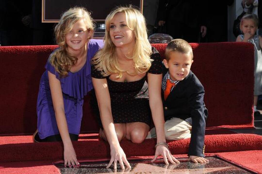 Reese Witherspoon rytinio bėgiojimo metu partrenkė automobilis