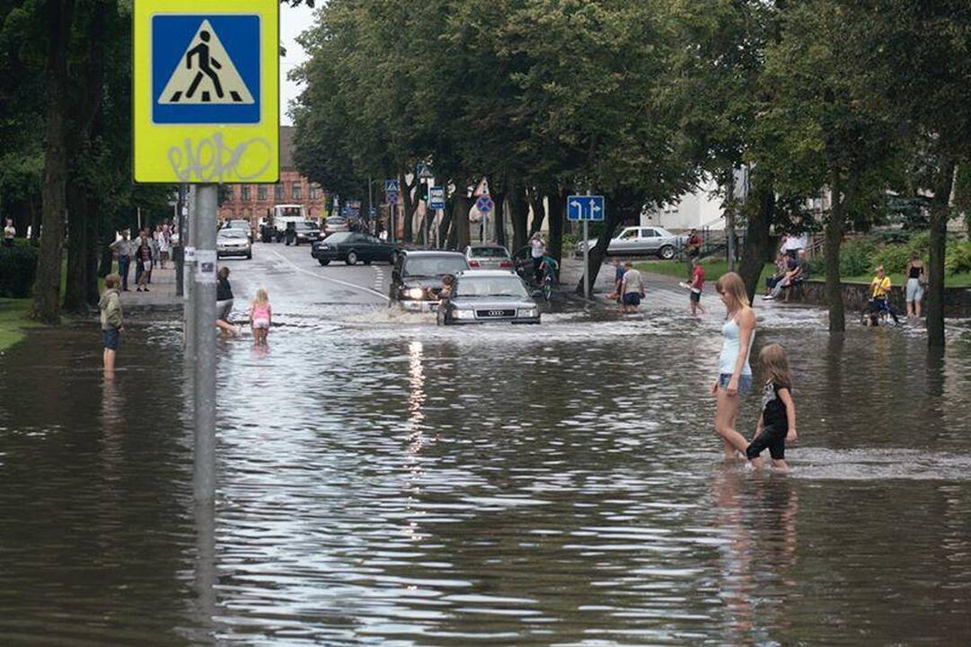 Liūtis užtvindė centrinę Švenčionių gatvę