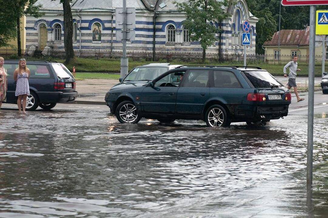 Liūtis užtvindė centrinę Švenčionių gatvę