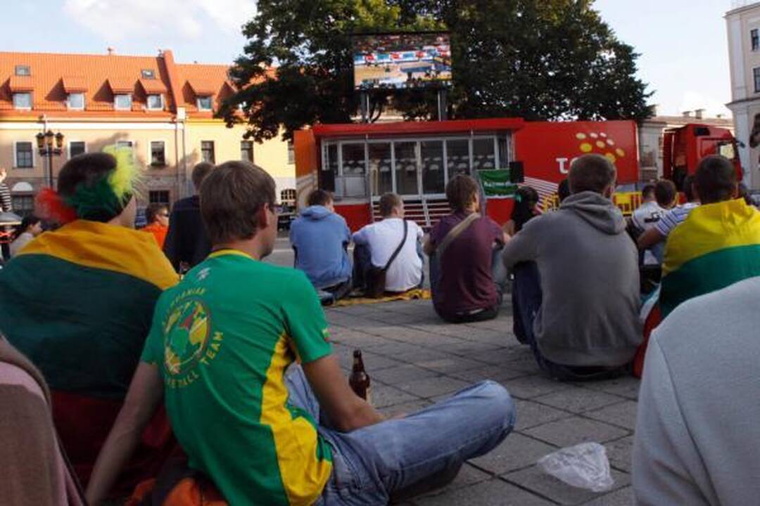 Rotušės aikštėje šėlo krepšinio sirgaliai 