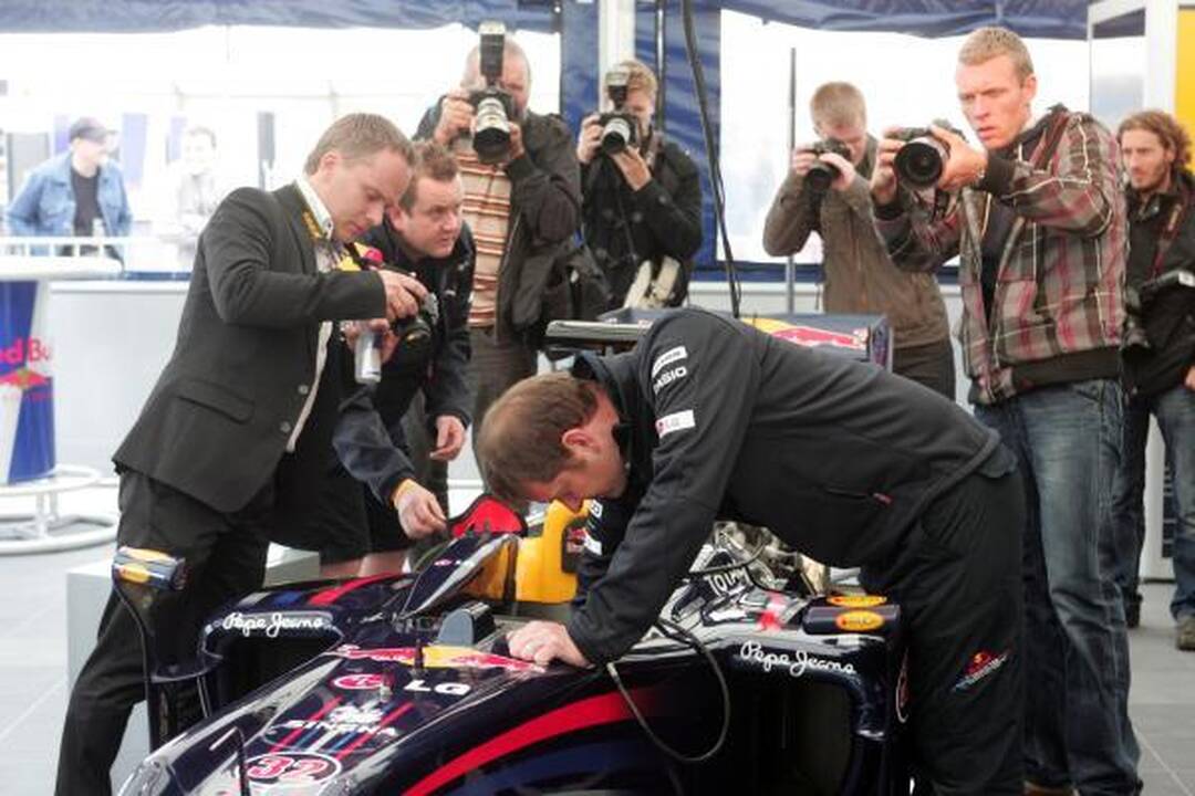 Davidas Coulthardas užvedė "Formulės 1" bolidą