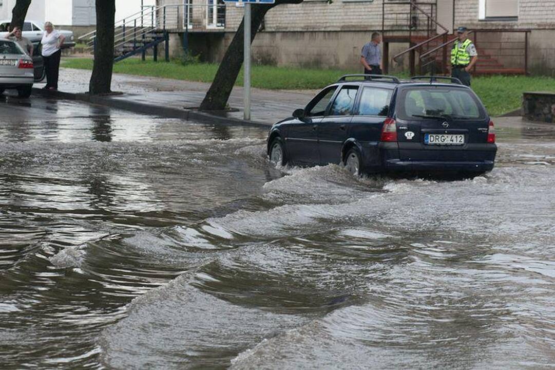 Liūtis užtvindė centrinę Švenčionių gatvę