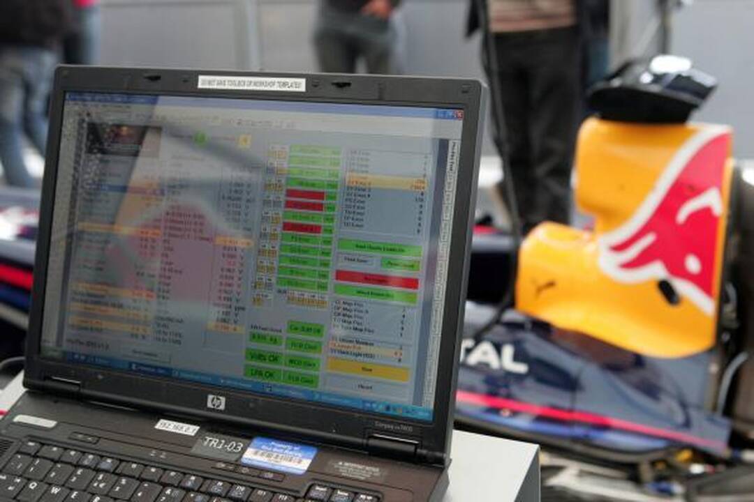 Davidas Coulthardas užvedė "Formulės 1" bolidą