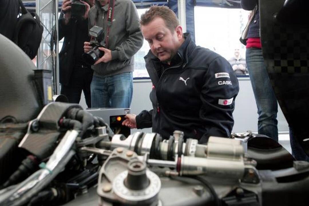 Davidas Coulthardas užvedė "Formulės 1" bolidą