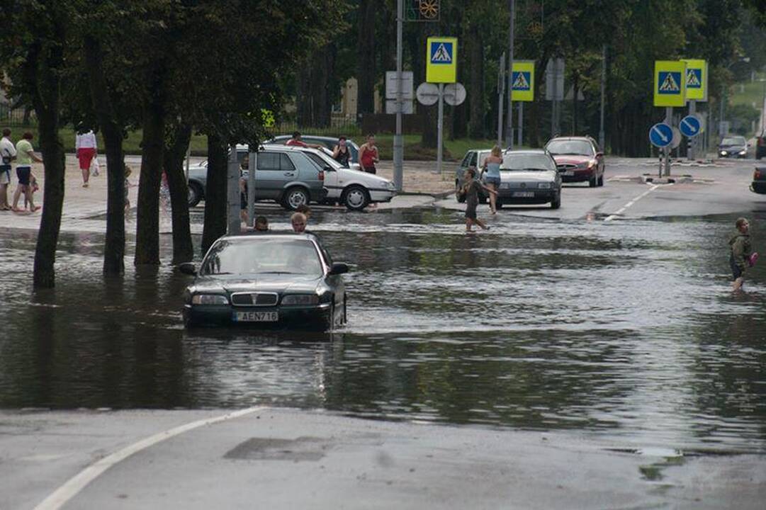 Liūtis užtvindė centrinę Švenčionių gatvę