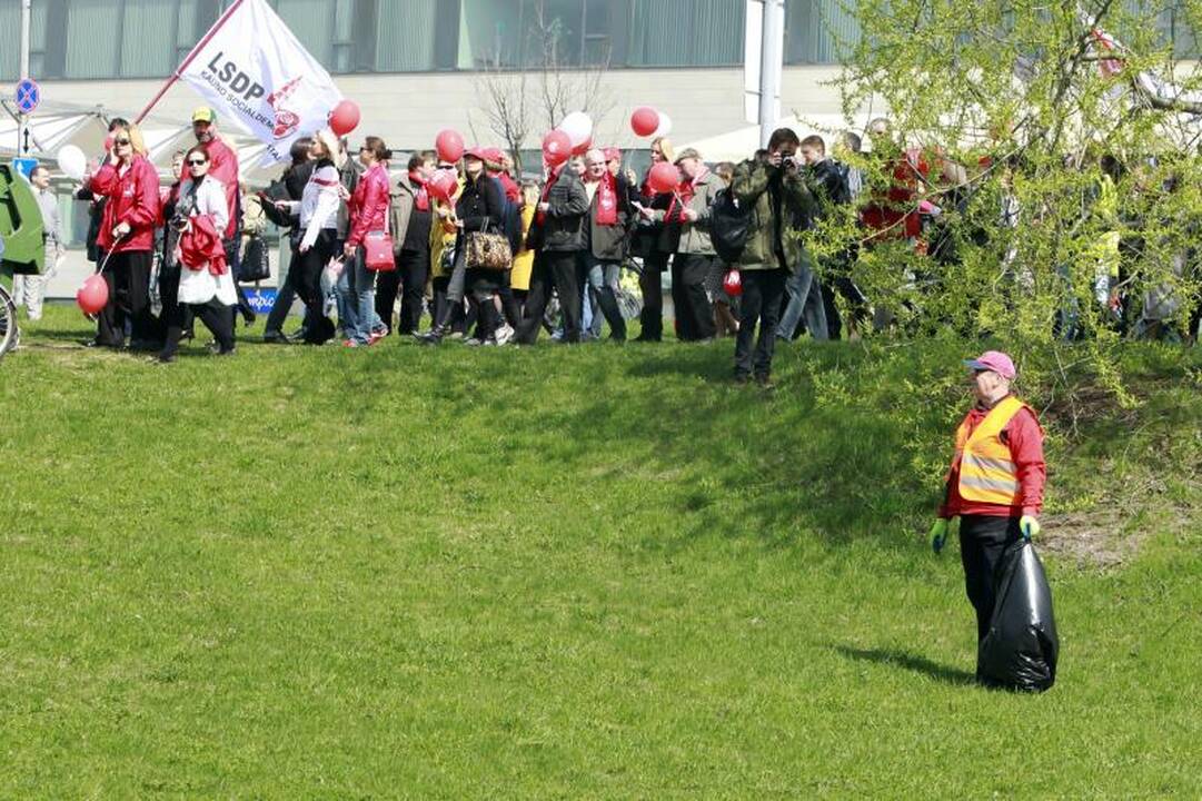 Darbo dienos proga šimtai žmonių dalyvavo eitynėse Vilniaus centre