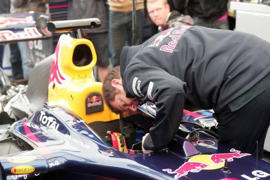 Davidas Coulthardas užvedė "Formulės 1" bolidą