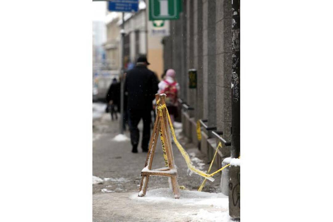 Praeiviams jau graso nuo stogų tįstantys varvekliai