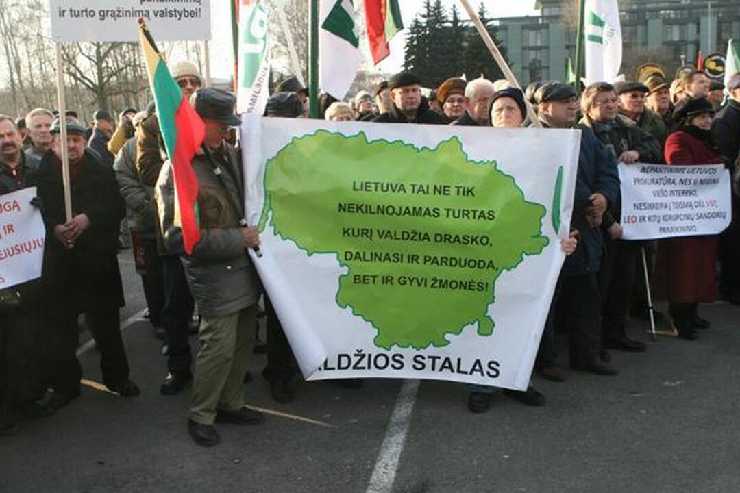 Prieš oligarchus mitingavo keli šimtai žmonių (papildyta)