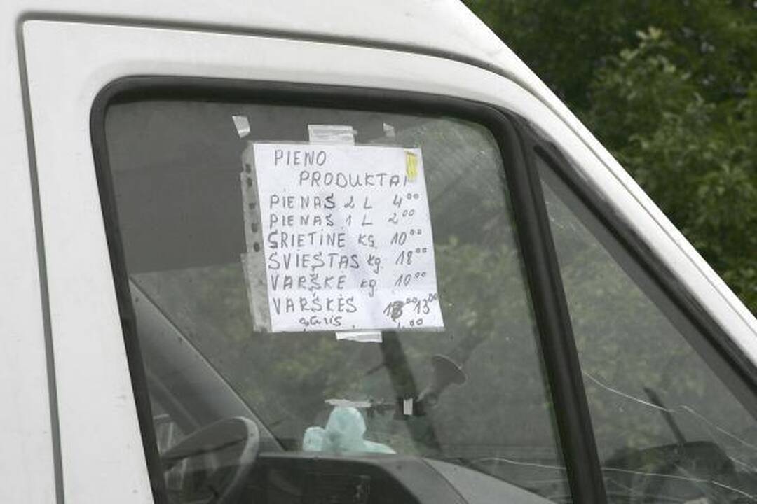 Ūkininkų turgelyje - trys prekeiviai ir minia pirkėjų