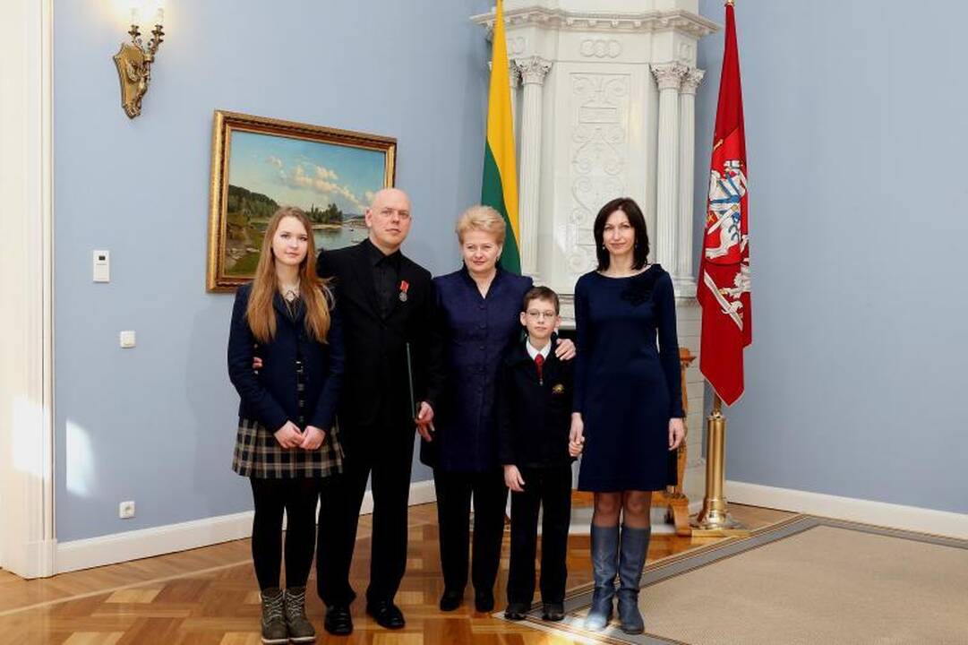 D. Grybauskaitė „Už nuopelnus Lietuvai“ medaliu apdovanojo Svarą