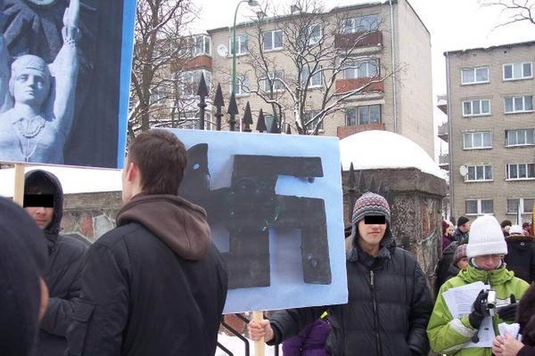 E.Zuroffas: svastikų pateisinimas įžeidžia Holokausto aukas 