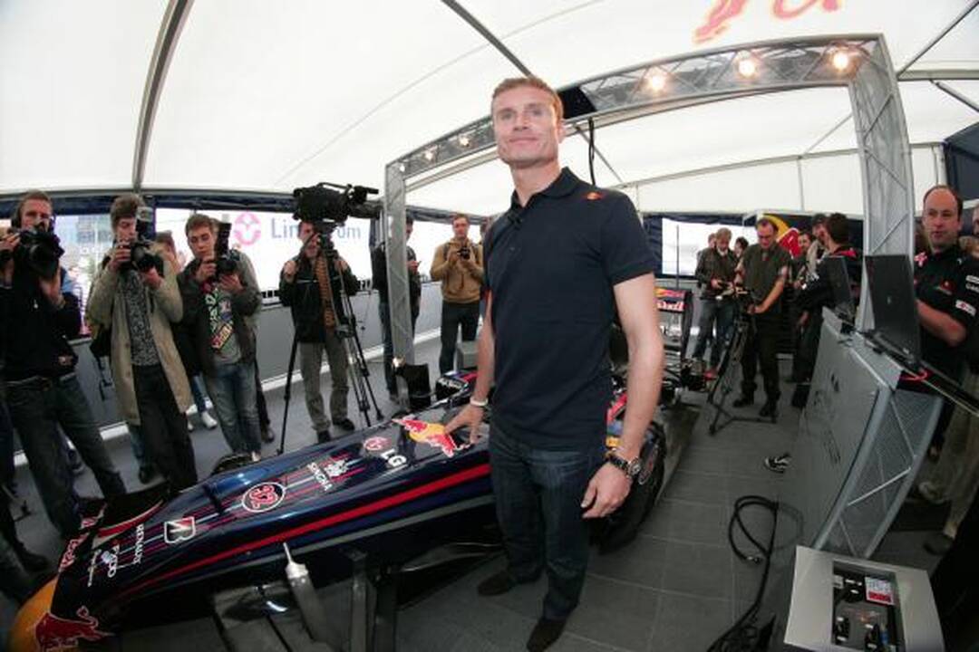 Davidas Coulthardas užvedė "Formulės 1" bolidą