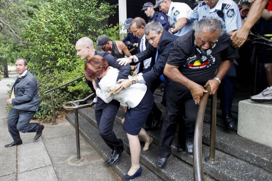 Australijos policija išgelbėjo premjerę nuo įpykusių aborigenų