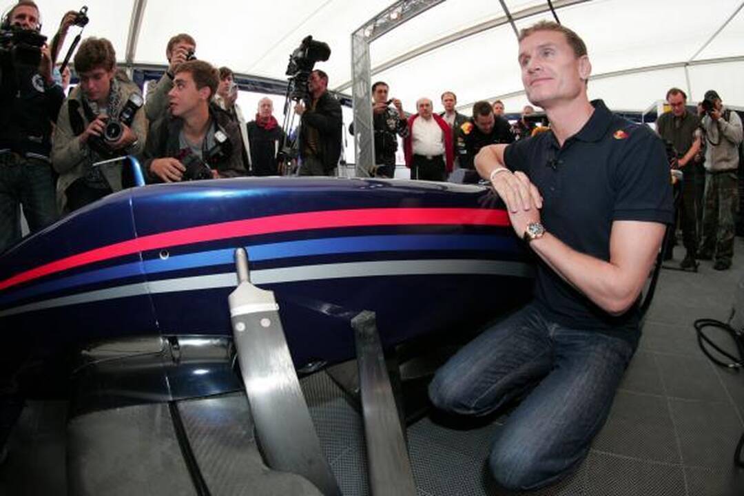 Davidas Coulthardas užvedė "Formulės 1" bolidą