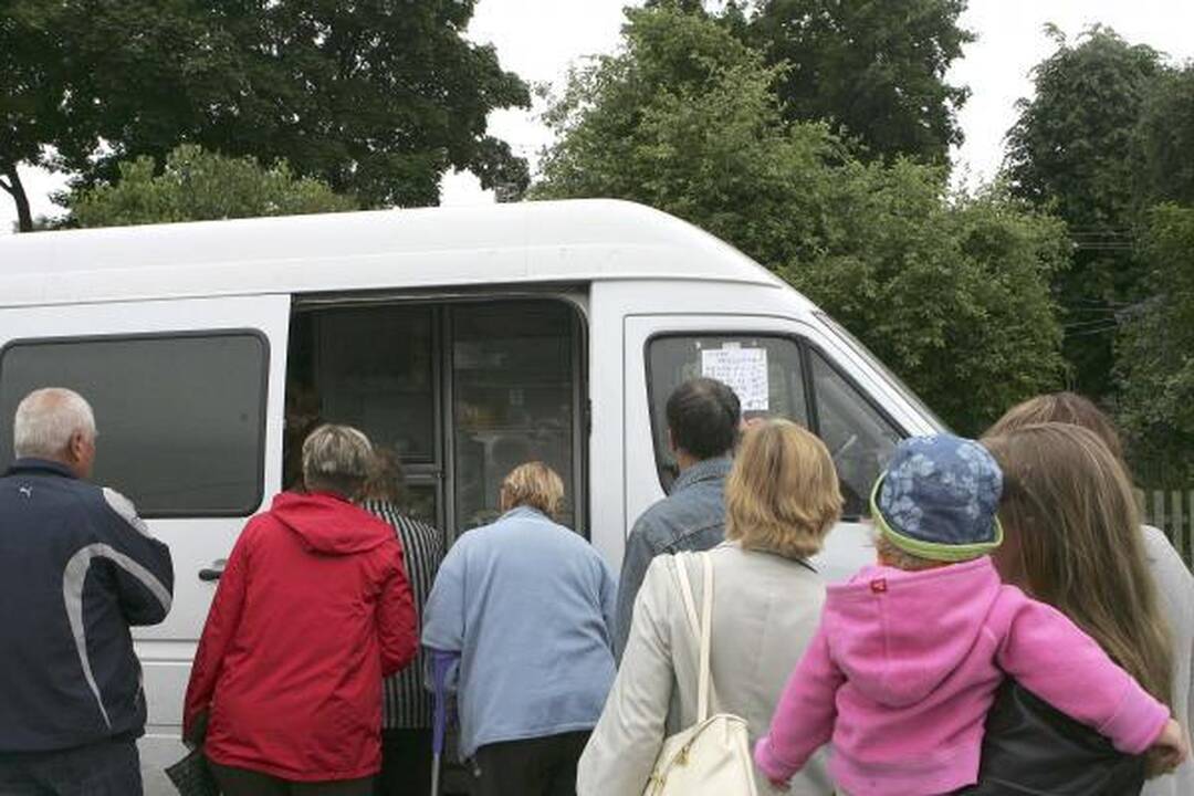 Ūkininkų turgelyje - trys prekeiviai ir minia pirkėjų