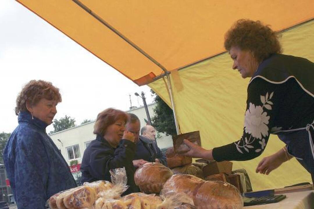 Ūkininkų turgelyje - trys prekeiviai ir minia pirkėjų