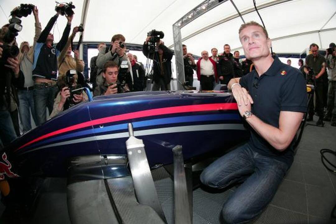 Davidas Coulthardas užvedė "Formulės 1" bolidą