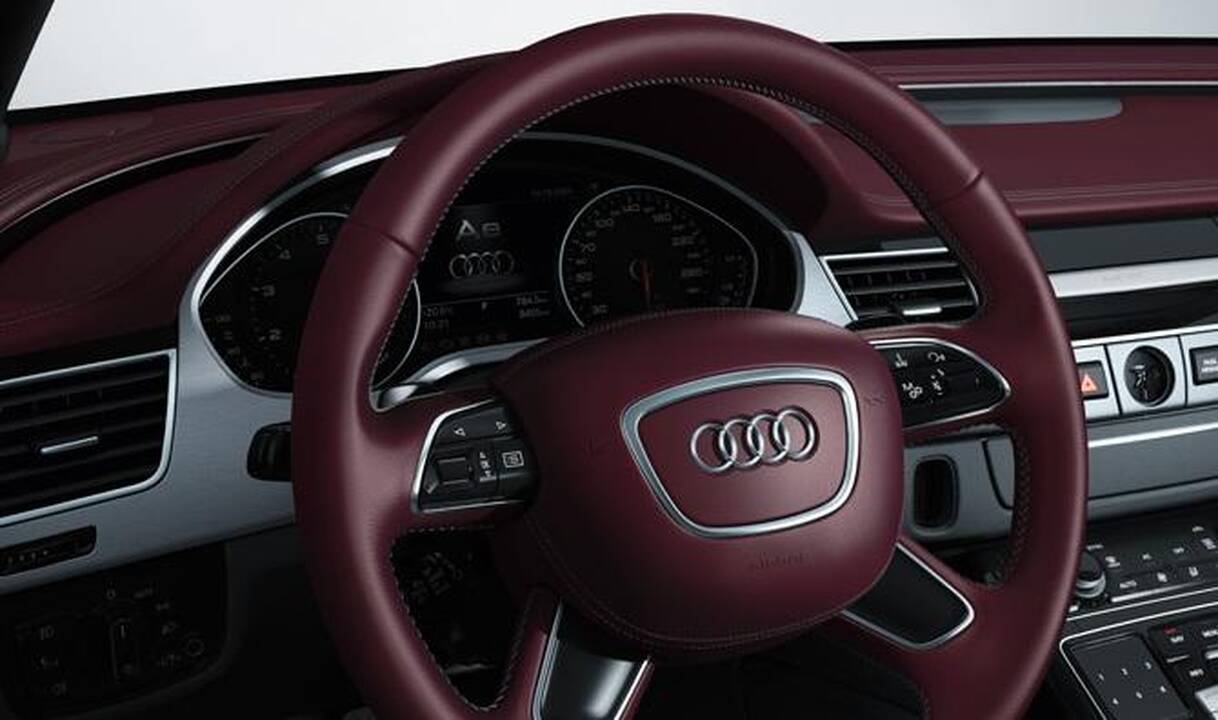 „Pirkėjai“ pagrasinę peiliu degalinėje pagrobė naujutėlę „Audi“