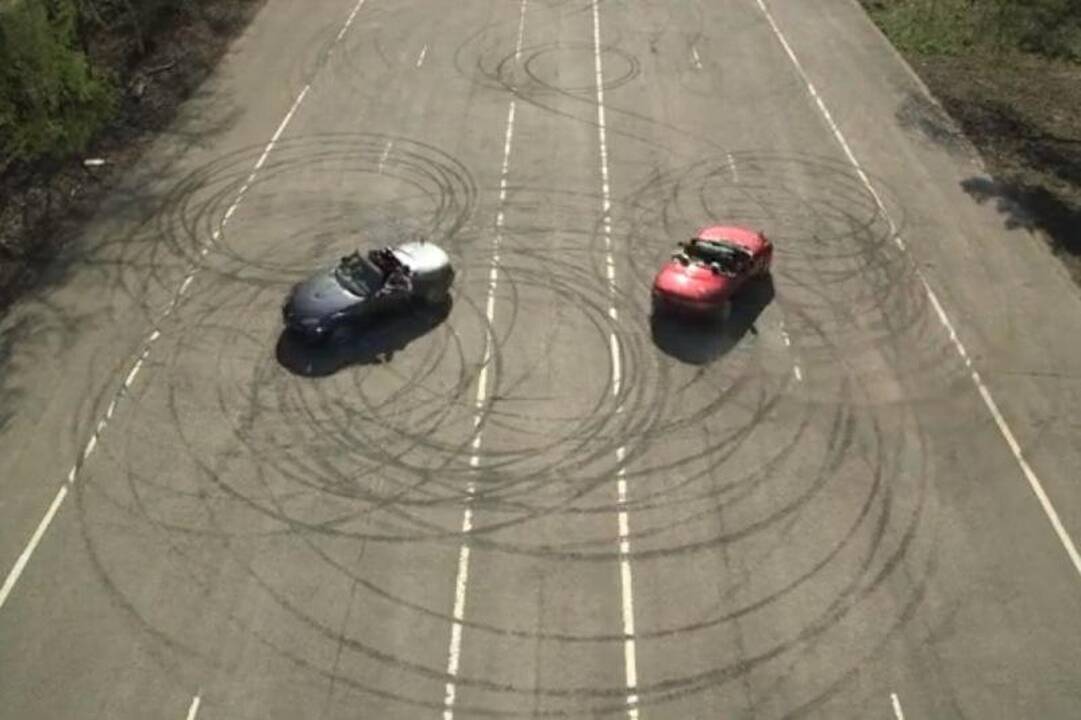 „Mazda MX-5”: cypiantys ratai ir variklio gausmas (piešia saules)