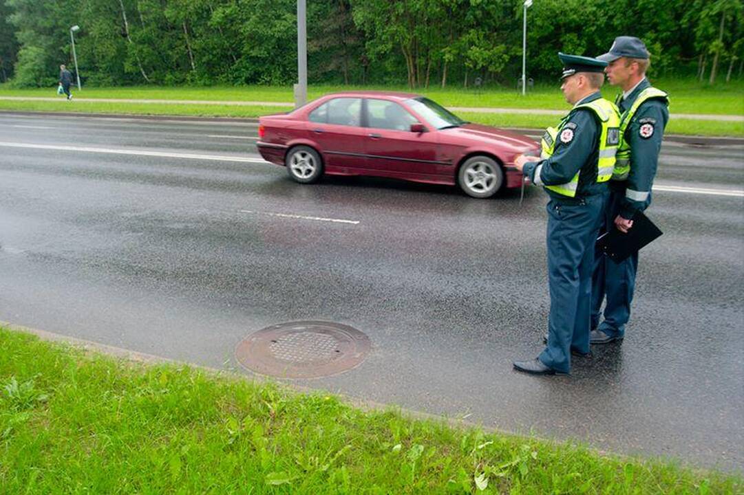 Prispaustą pradedantį vairuotoją ištraukė gelbėtojai