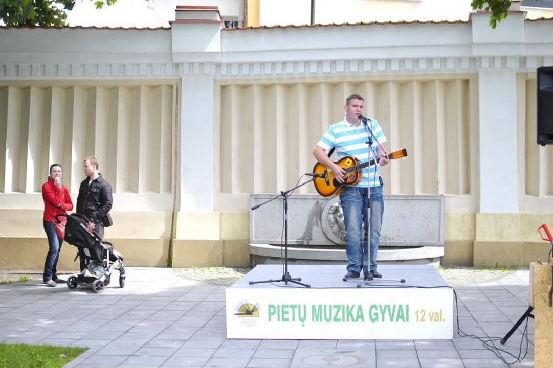 S.Moniuškos skverelyje – gyvos muzikos pertraukėlė kasdien 