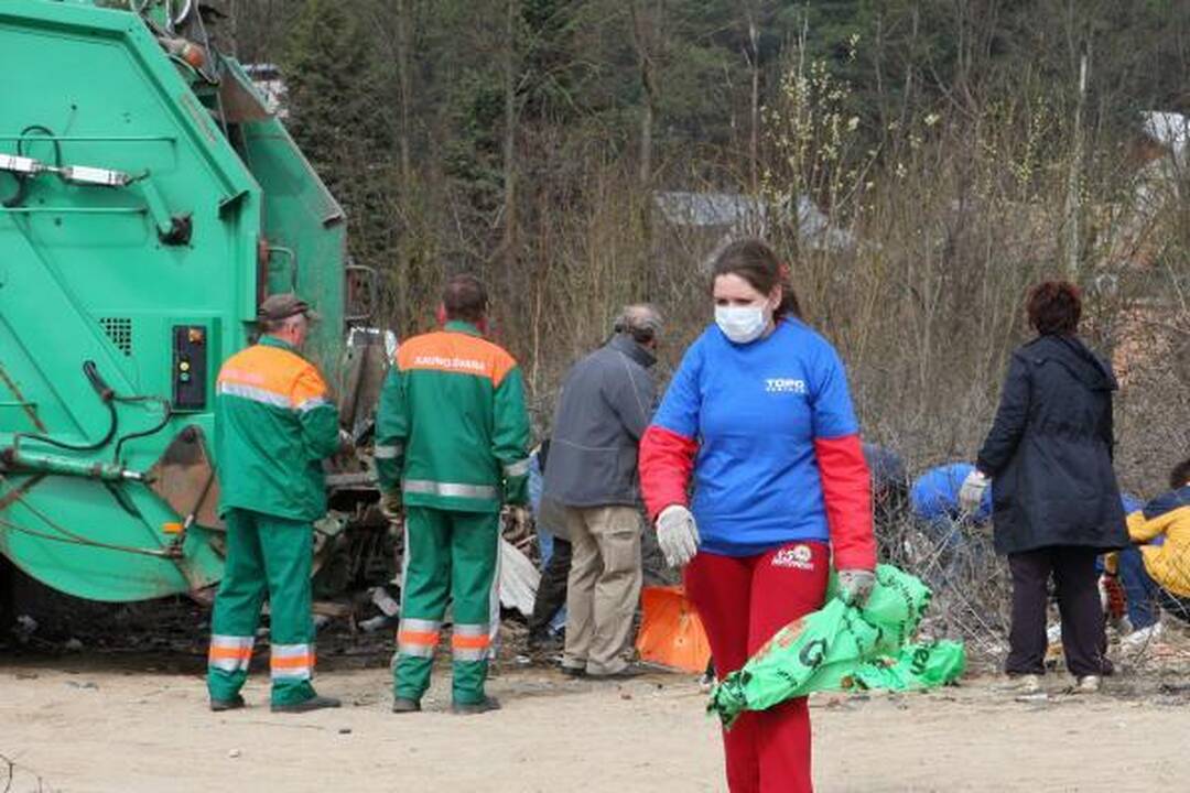 Tarp šiukšlių – vestuvių nuotraukų albumas