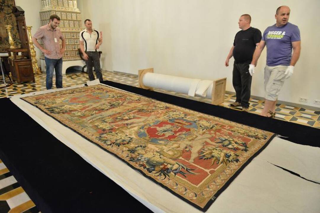 Į Valdovų rūmų muziejų atkeliavo unikalūs gobelenai (foto)