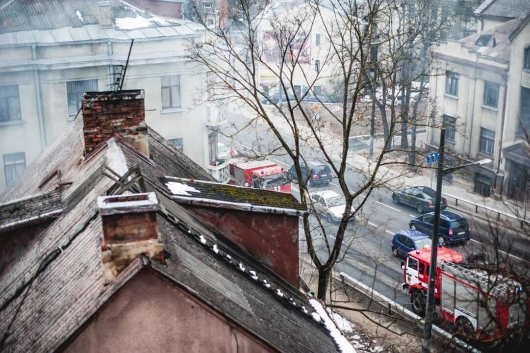 Parodos gatvėje kilusį gaisrą gesino trys autocisternos