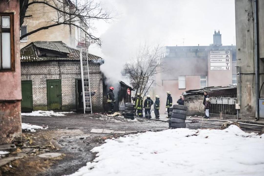 Parodos gatvėje kilusį gaisrą gesino trys autocisternos