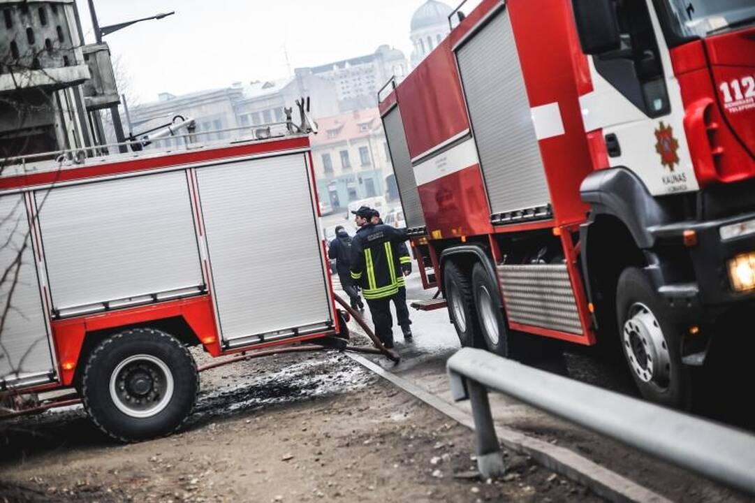 Parodos gatvėje kilusį gaisrą gesino trys autocisternos