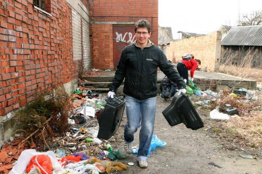 Tarp šiukšlių – vestuvių nuotraukų albumas