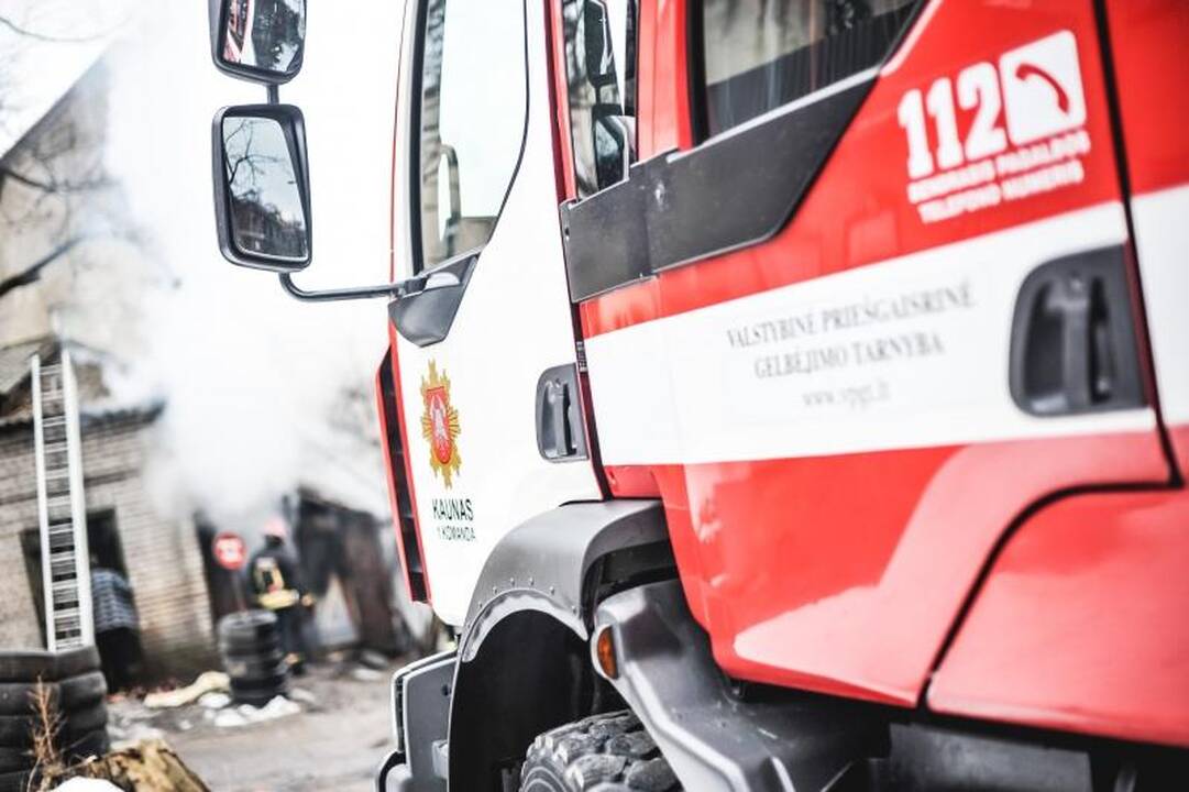 Parodos gatvėje kilusį gaisrą gesino trys autocisternos