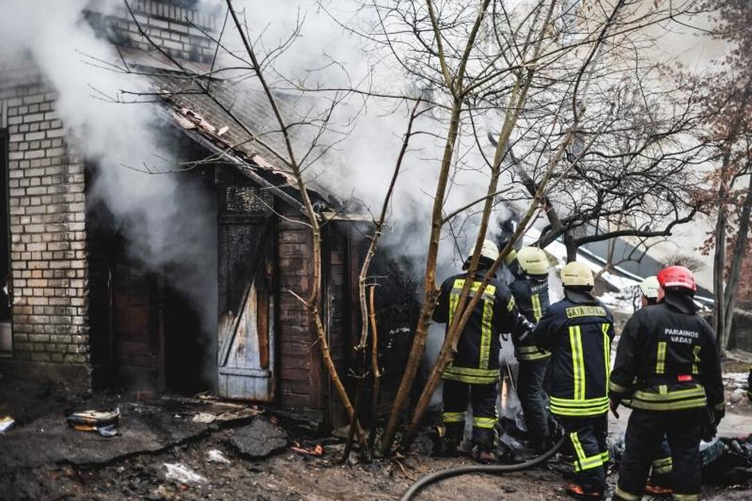 Parodos gatvėje kilusį gaisrą gesino trys autocisternos