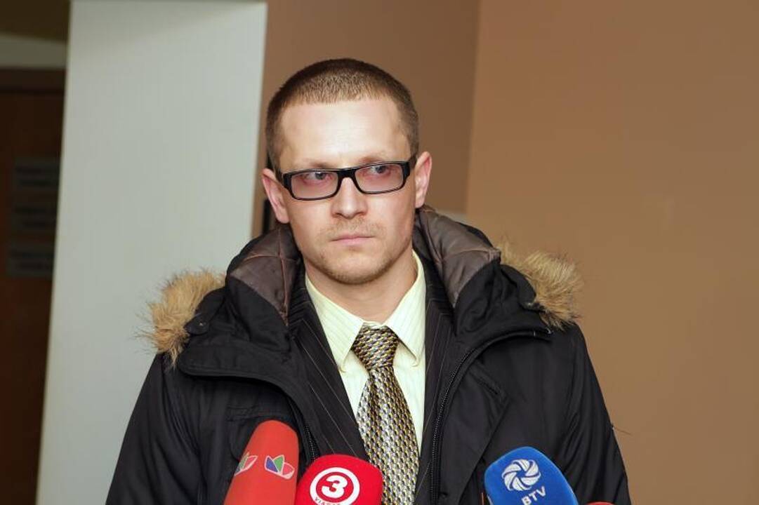 Dėl sukčiavimo sulaikyti policijos pareigūnai savo kaltę neigia
