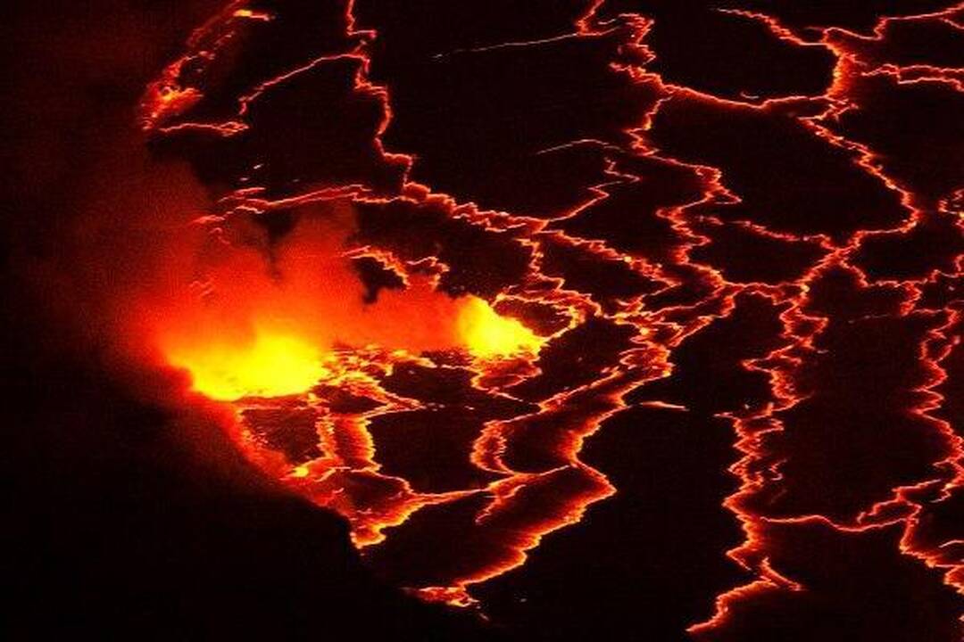 Nyiragonge naktį spindi lavos ežeras 
