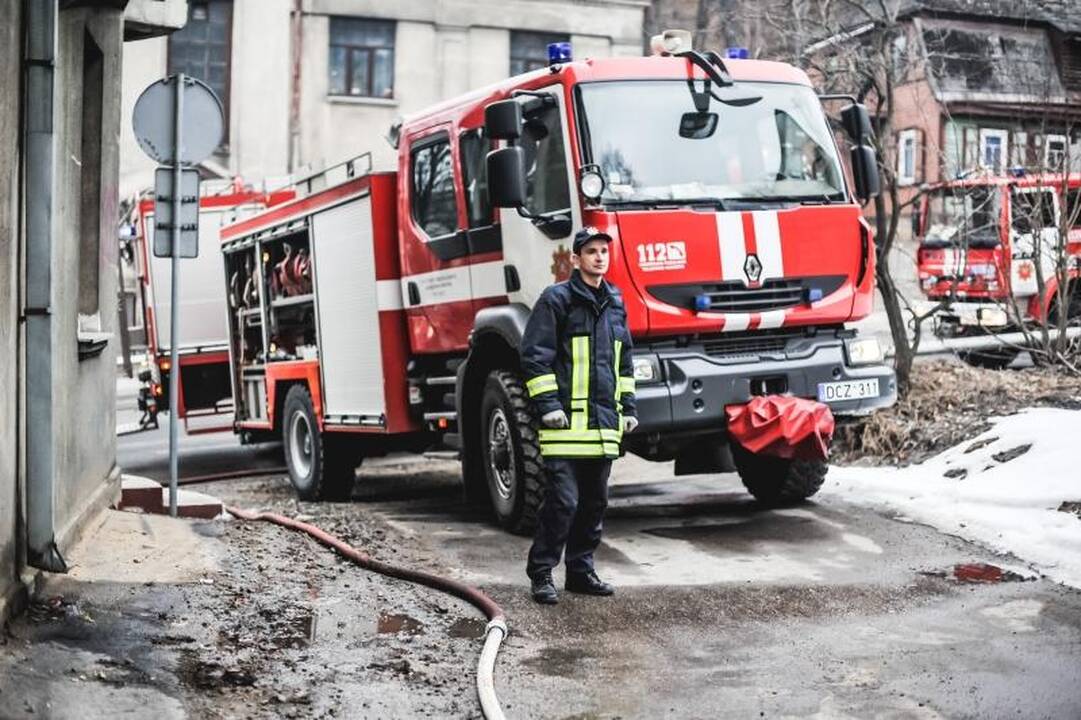 Parodos gatvėje kilusį gaisrą gesino trys autocisternos