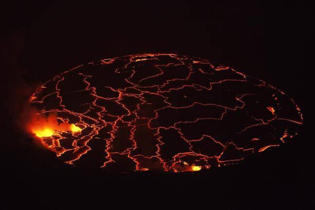 Nyiragonge naktį spindi lavos ežeras 