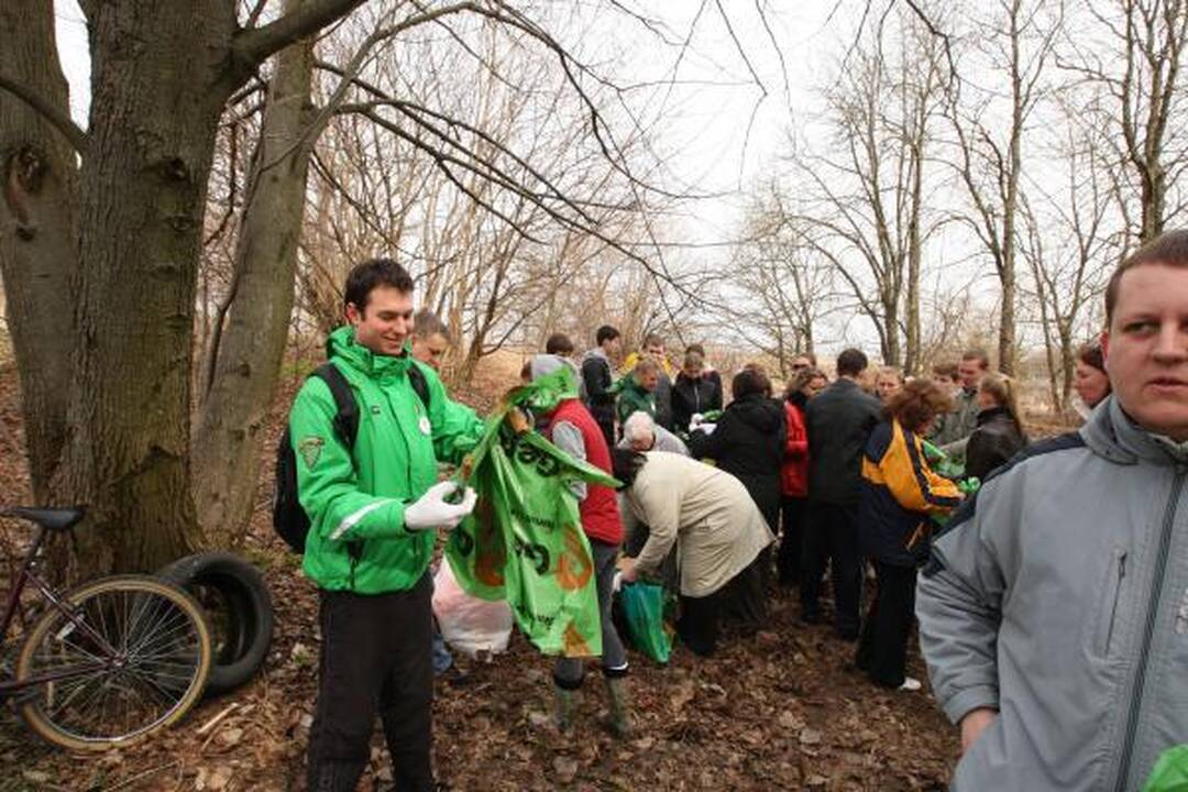 Tarp šiukšlių – vestuvių nuotraukų albumas
