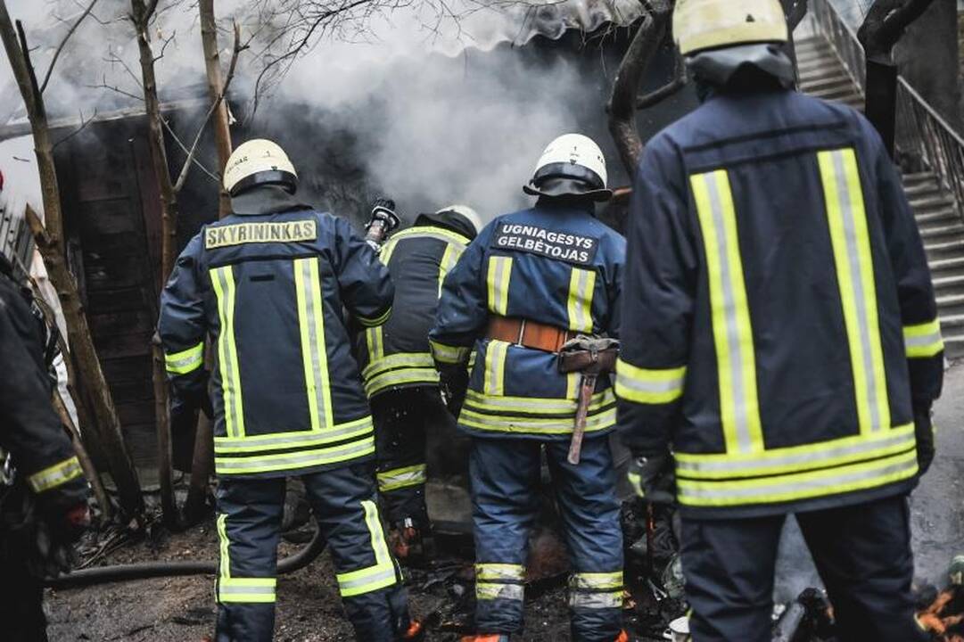 Parodos gatvėje kilusį gaisrą gesino trys autocisternos