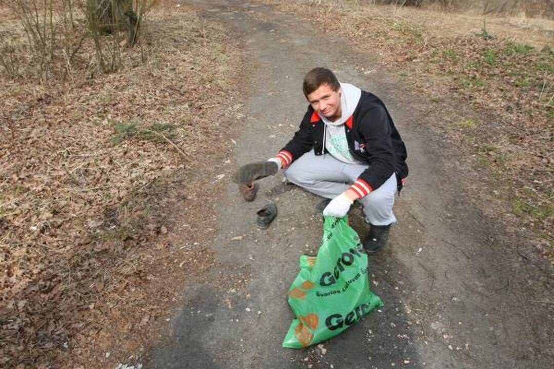 Tarp šiukšlių – vestuvių nuotraukų albumas